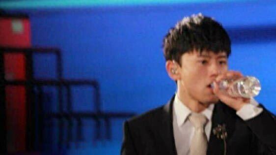 张杰北京演唱会突然失声,90°鞠躬向歌迷道歉,谢娜看着好心疼