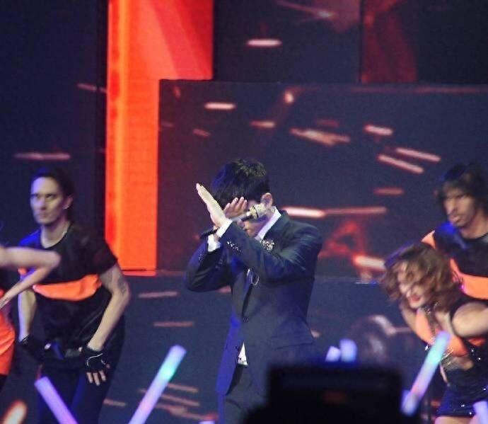 张杰北京演唱会突然失声,90°鞠躬向歌迷道歉,谢娜看着好心疼