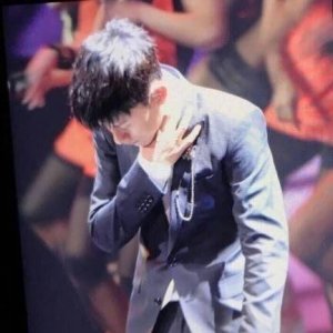 ​张杰北京演唱会突然失声，90°鞠躬向歌迷道歉，谢娜看着好心疼