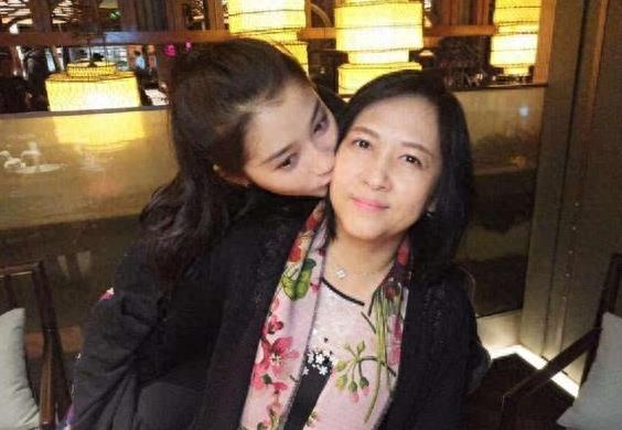 原来关晓彤的爷爷就是他?出道当明星跟家庭真的有很大关系