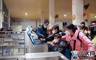 ​兴义火车站开出首趟赴浙江返岗务工专列