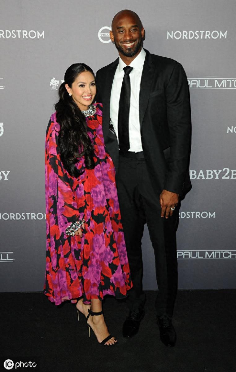 科比携爱妻亮相Baby2Baby晚会,瓦妮莎靓丽长裙光彩夺目