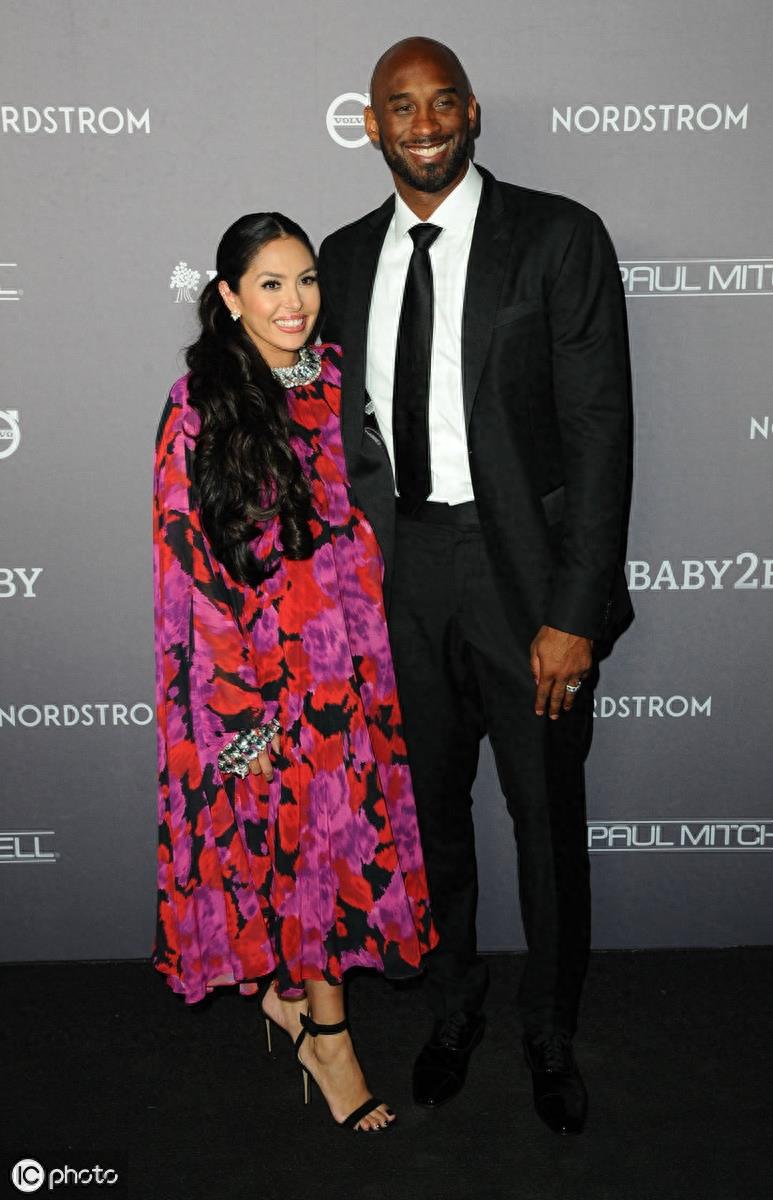 科比携爱妻亮相Baby2Baby晚会,瓦妮莎靓丽长裙光彩夺目