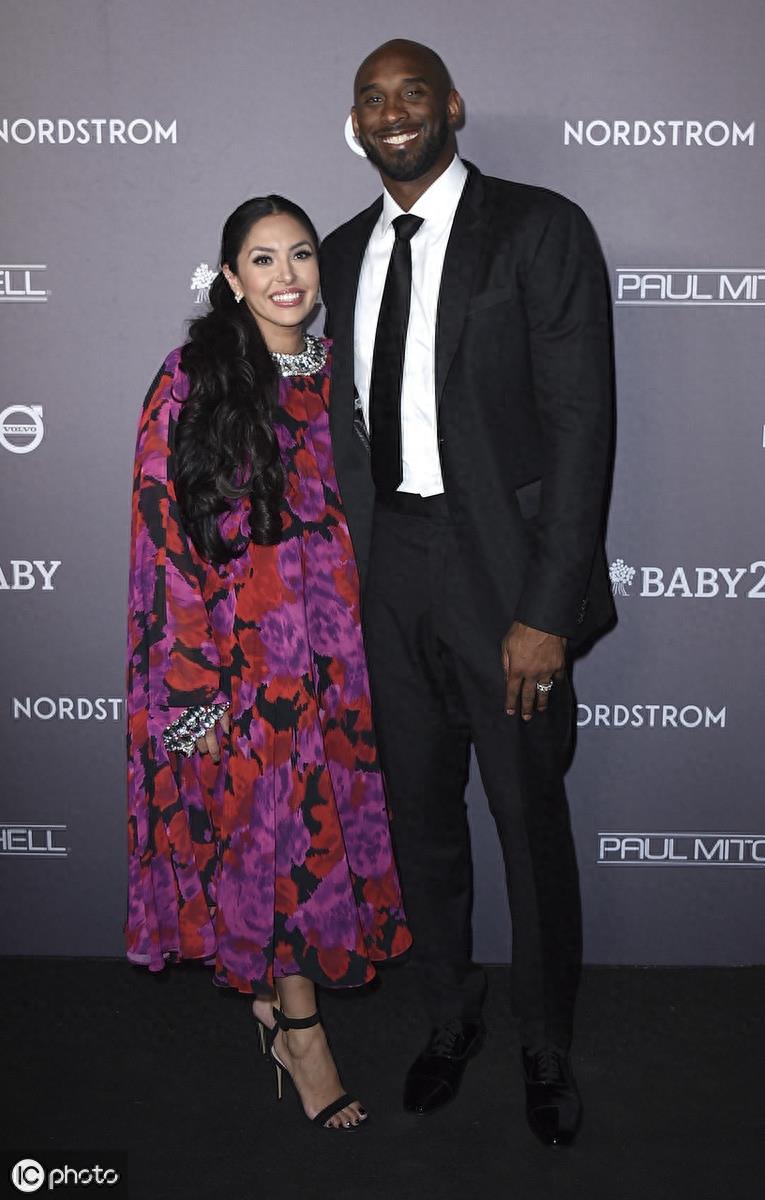 科比携爱妻亮相Baby2Baby晚会,瓦妮莎靓丽长裙光彩夺目