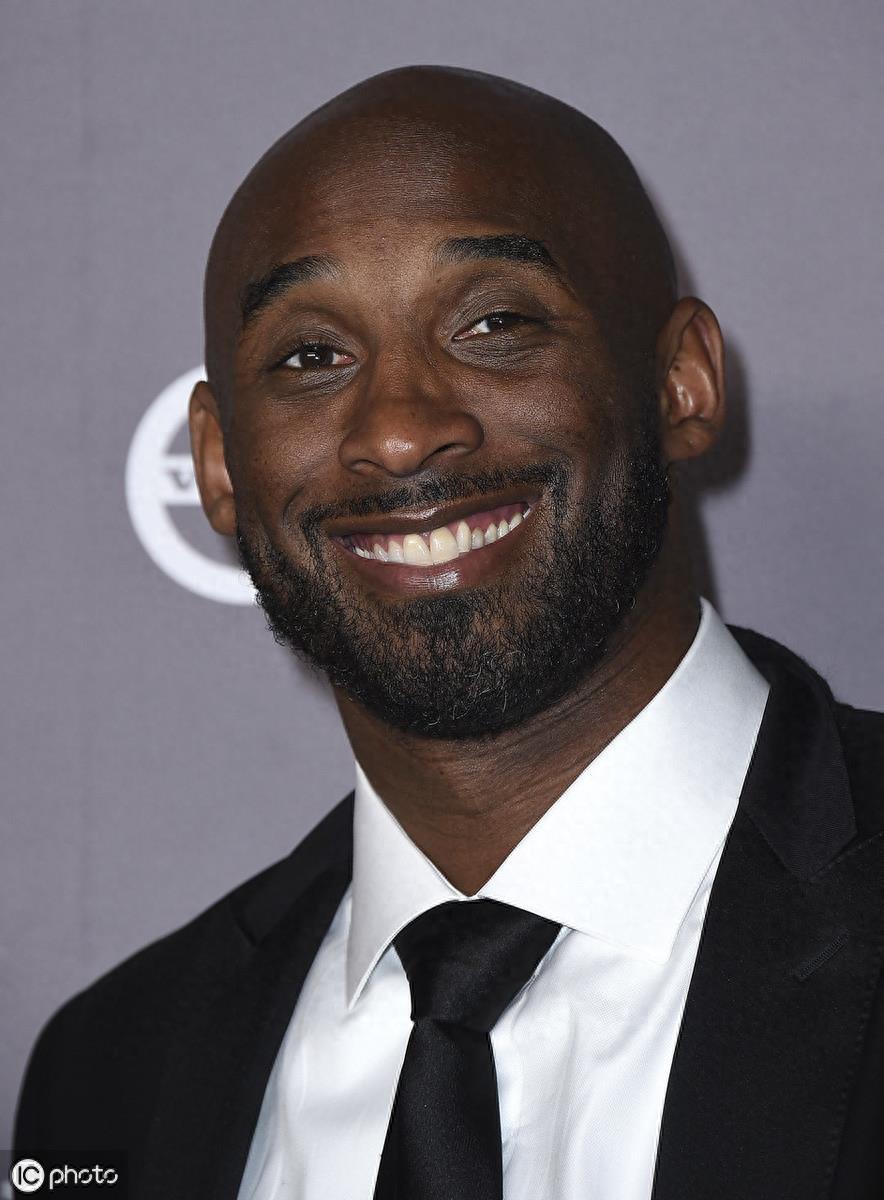 科比携爱妻亮相Baby2Baby晚会,瓦妮莎靓丽长裙光彩夺目