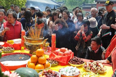 ​摆供品的正确方法，供品的摆放顺序与数量背后的意义