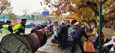 ​小贩殴打“城管”vs袭击“警察”，哪个后果更严重？