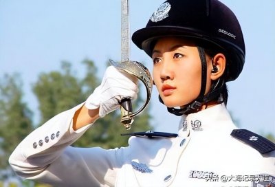 ​大连才有的“女骑警”就在人民广场和星海广场，大连旅游新名片