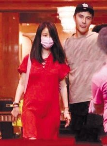 ​林心如最新大肚照曝光 知情者曝其怀孕3个月了