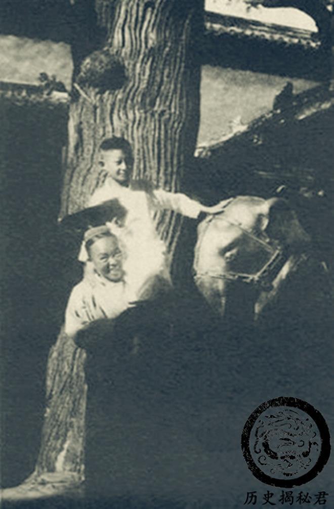 一组真实的清朝宫女老照片：和清宫剧中的不同，图一是皇后和宫女