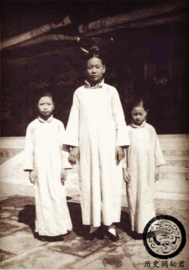 一组真实的清朝宫女老照片：和清宫剧中的不同，图一是皇后和宫女