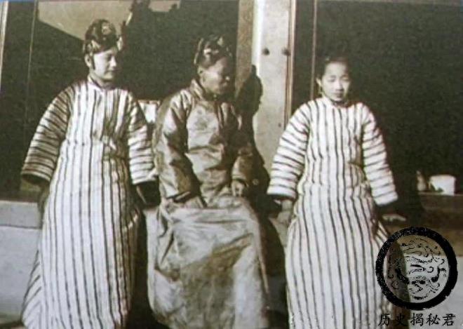 一组真实的清朝宫女老照片：和清宫剧中的不同，图一是皇后和宫女