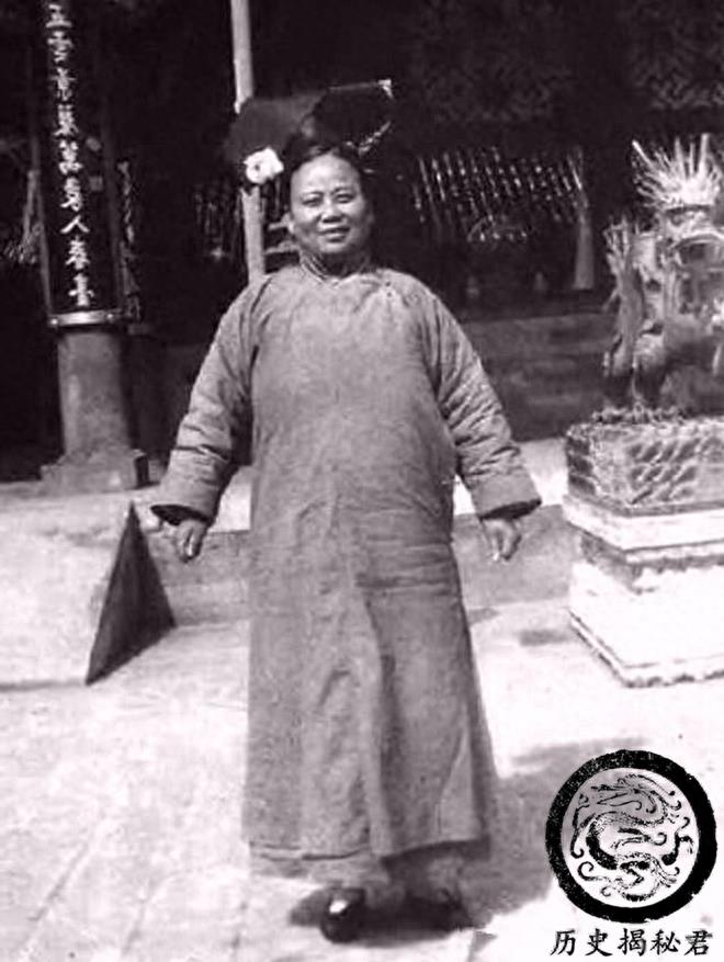 一组真实的清朝宫女老照片：和清宫剧中的不同，图一是皇后和宫女