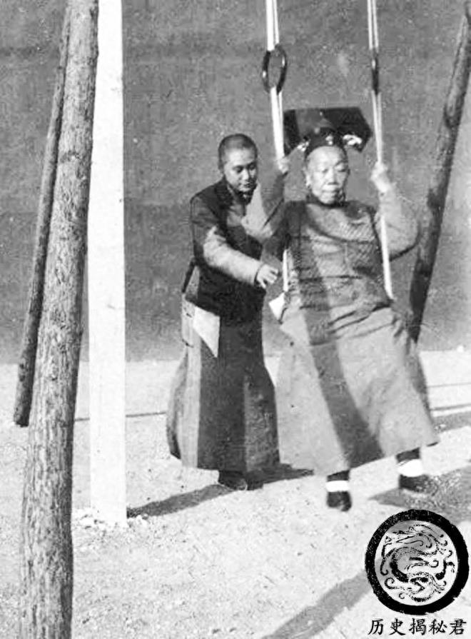 一组真实的清朝宫女老照片：和清宫剧中的不同，图一是皇后和宫女