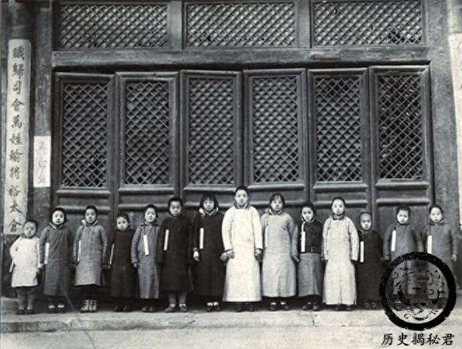 一组真实的清朝宫女老照片：和清宫剧中的不同，图一是皇后和宫女