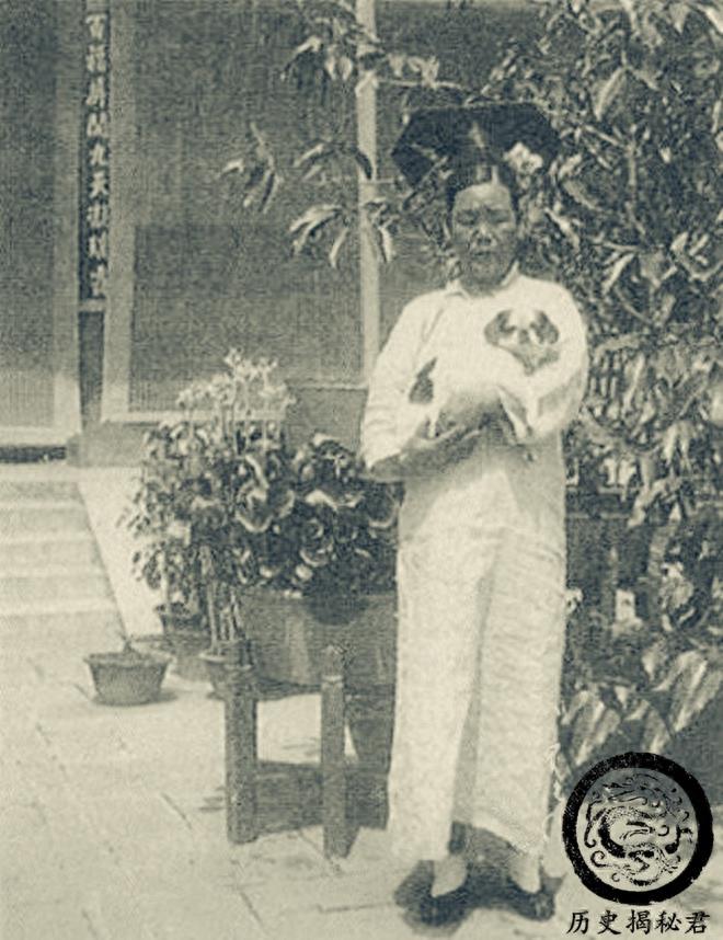 一组真实的清朝宫女老照片：和清宫剧中的不同，图一是皇后和宫女