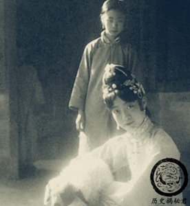 ​一组真实的清朝宫女老照片：和清宫剧中的不同，图一是皇后和宫女