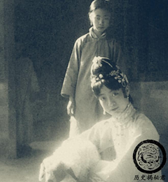 一组真实的清朝宫女老照片：和清宫剧中的不同，图一是皇后和宫女