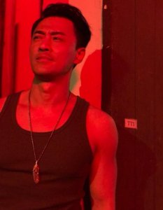 ​林峰晒街头风照片，黑色背心配牛仔裤，浑身散发型男魅力