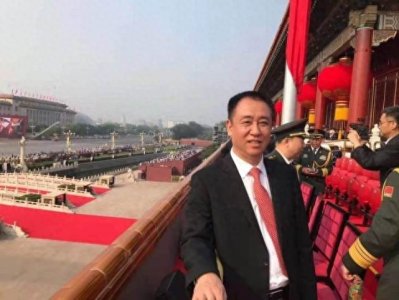 ​许家印的背景有多强大？看去年国庆就知，他是直接在城楼上看庆典