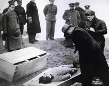 ​川岛芳子被枪决，手里紧捏一首诗，暗示了日本养父对她的残酷羞辱