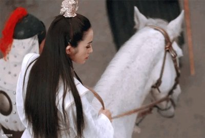 ​56岁张敏近况曝光，70多斤瘦成纸片人，与小10岁男友长居泰国