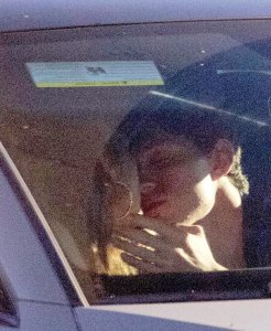 ​荷兰弟赞达亚恋情曝光，车内浪漫接吻，荧幕情侣转线下！