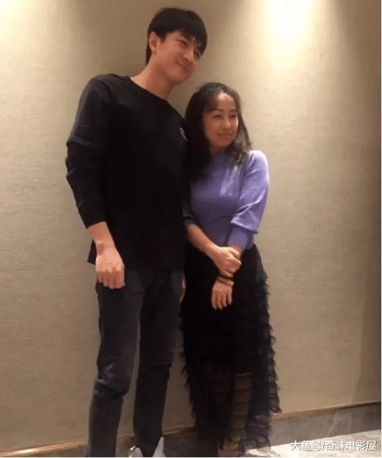 林更新参加小学同学聚会，校草级别颜值，对比同学显得鹤立鸡群