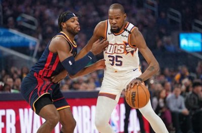 ​勇士大败！库里又拉了，杜兰特19+6赛后主动等待和库里拥抱致意