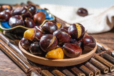 ​为什么炒栗子的炒锅内要放很多石子？红、绿、黄三色信号灯是怎么来的？自己的