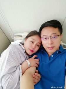 ​赵立坚妻子自曝患癌，称已分两次完成手术！晒照感谢丈夫陪伴