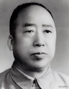 ​父亲卖牛当盘缠，赴延安探子，回家说：八路军的大官比我还穷