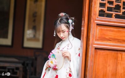 ​小说：她是重生侯门庶女，遇到佛门高僧，战战兢兢怕被他看穿