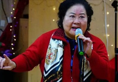 ​吃里爬外，永不回国？她带领30名演员选择留美。