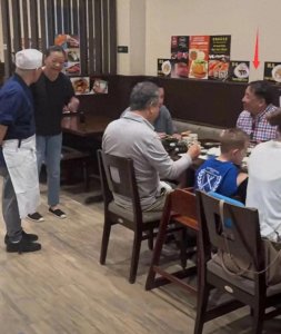 ​75岁姜昆现身洛杉矶，妻子罕见露面，两人吃日料，画面温馨