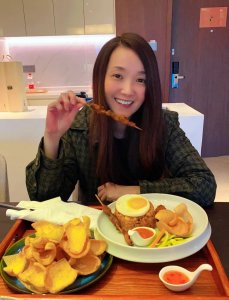 ​《现代爱情故事》原唱，52岁许秋怡仍是靓女，与张智霖为何分手？