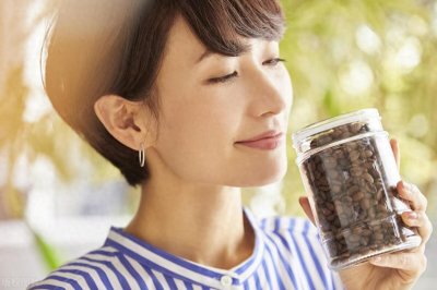 ​长期缺爱的女人，很容易撩到手，因为她独特的味道