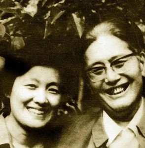 ​70年代，60岁乔冠华和38岁新婚妻子章含之的合照，两人开怀大笑