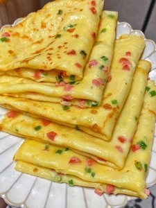 ​早餐不要出去买了，教你在家做鸡蛋饼，又薄又软，越吃越香