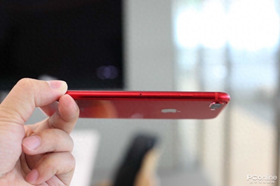 红色iPhone 8：鲜艳透亮，非常抢眼