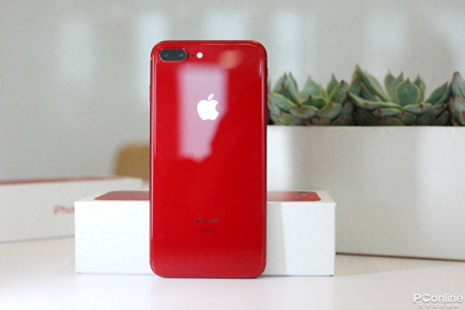 红色iPhone 8：鲜艳透亮，非常抢眼