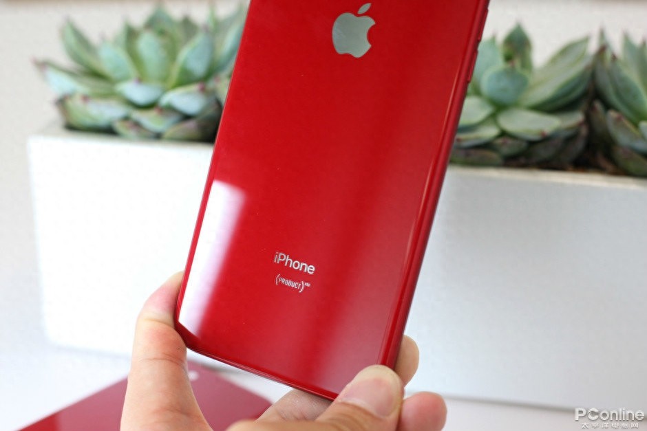 红色iPhone 8：鲜艳透亮，非常抢眼