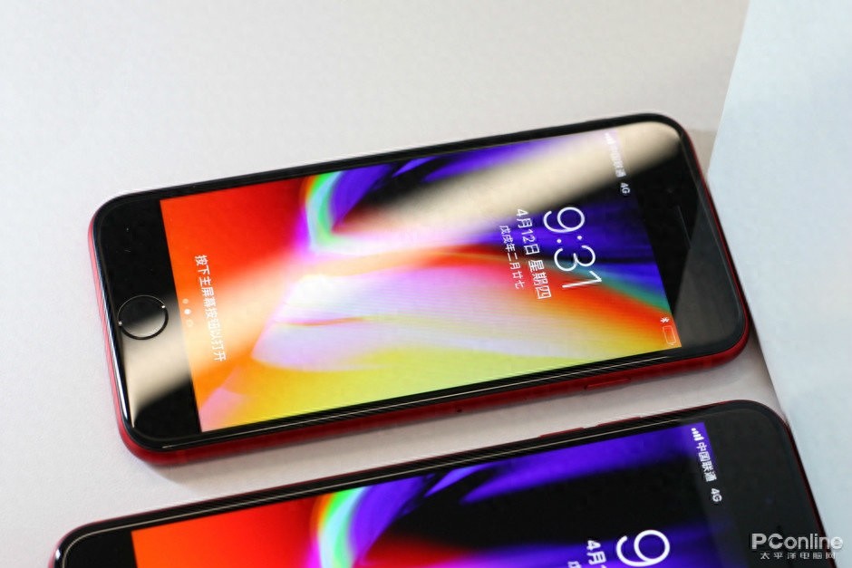 红色iPhone 8：鲜艳透亮，非常抢眼