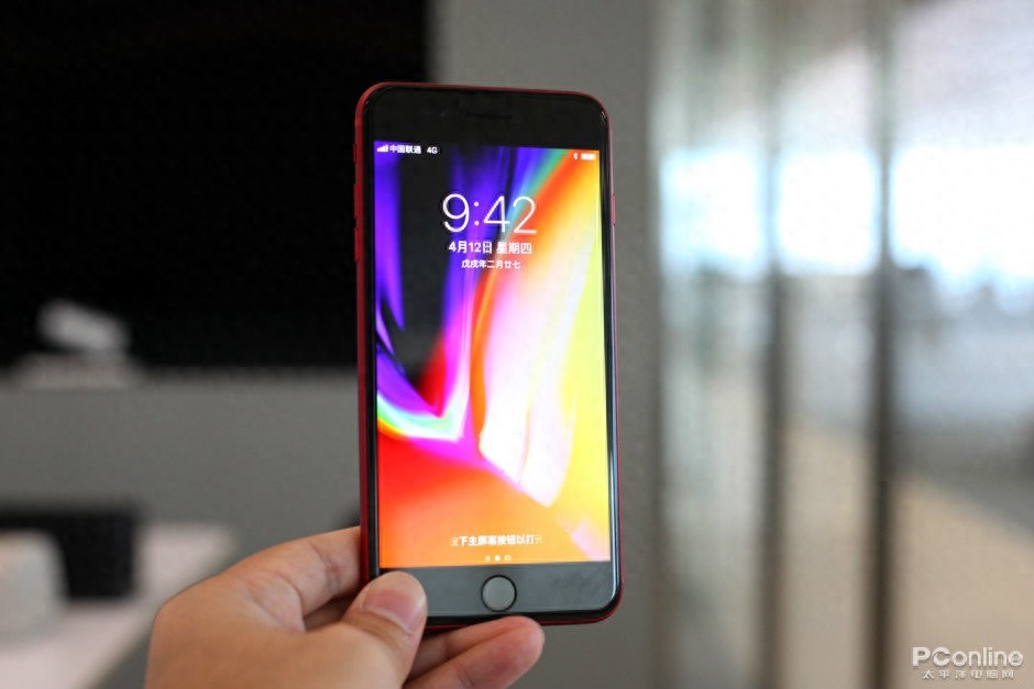 红色iPhone 8：鲜艳透亮，非常抢眼