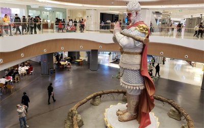 ​7米高的美猴王雕塑坐镇商场，改名“勿空”，提醒顾客勿空手回家