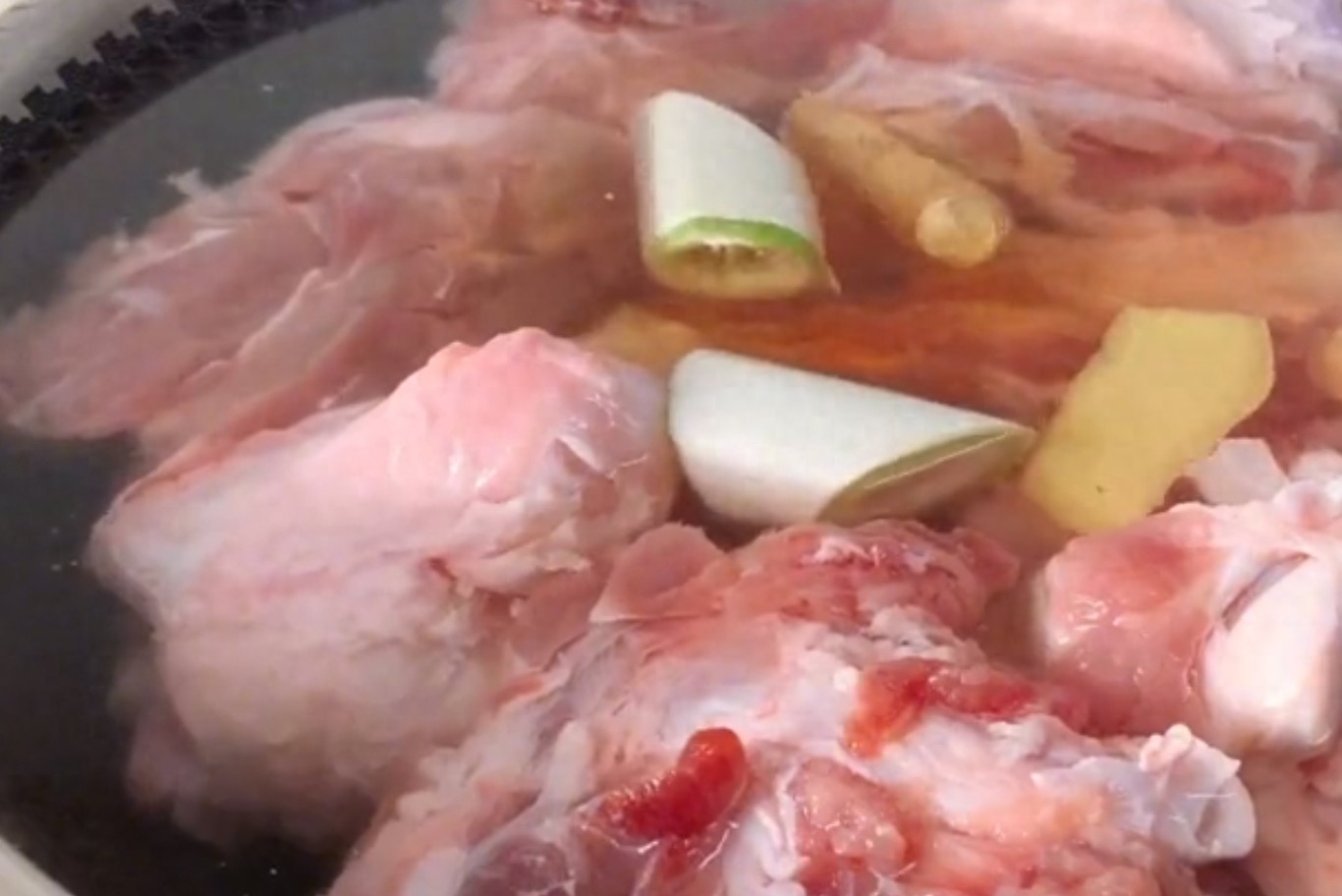 东北酱骨头，直接放酱就错了，学会这秘制做法，颜色红亮香味浓