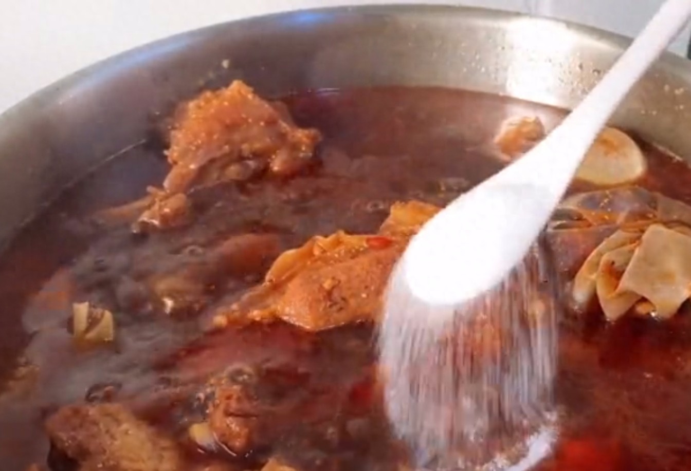 东北酱骨头，直接放酱就错了，学会这秘制做法，颜色红亮香味浓