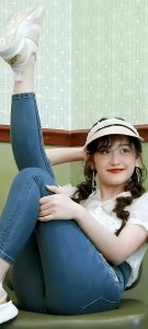 ​蒋依依紧晒身牛仔裤照片，美腿肥臀，性感迷人