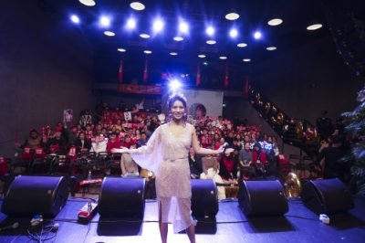 ​黄英成都生日会 老公曹帅惊喜现身秀恩爱