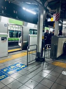 ​日本东京电车上突发持刀砍人事件，无差别杀人再现多人被刺